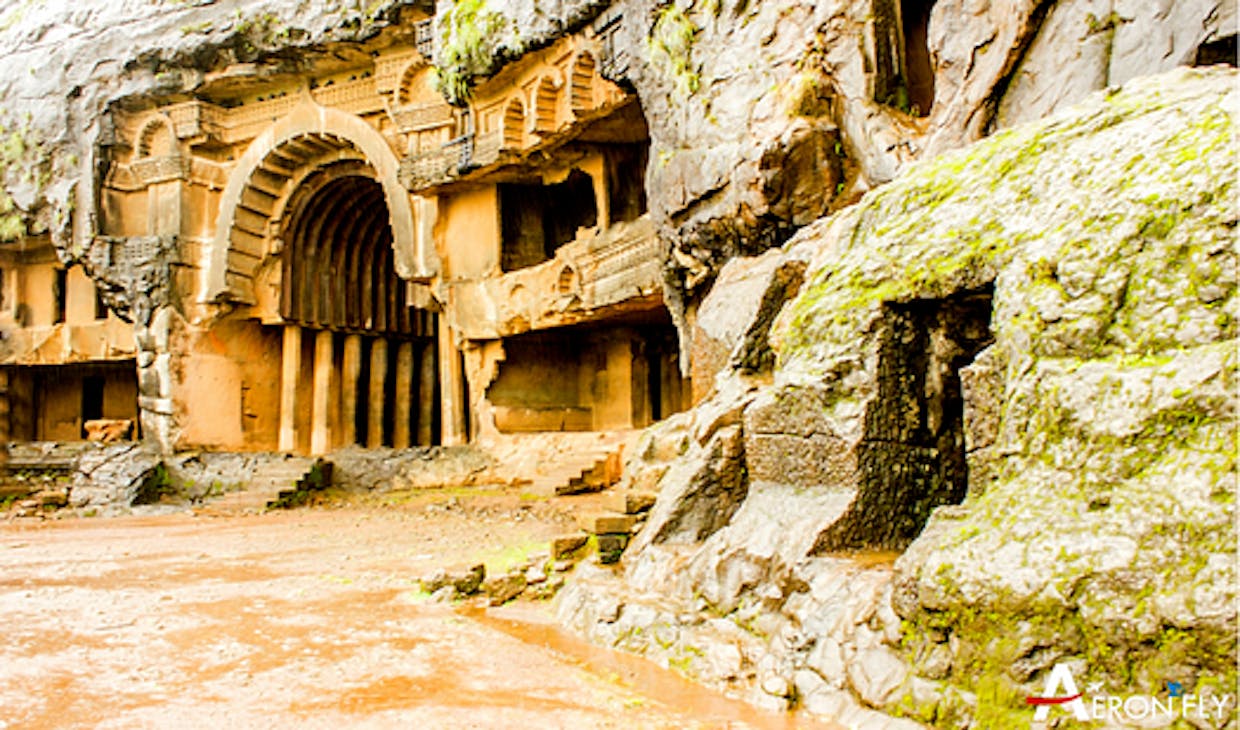 Why does everyone want to visit Khandala in the Rainy season?