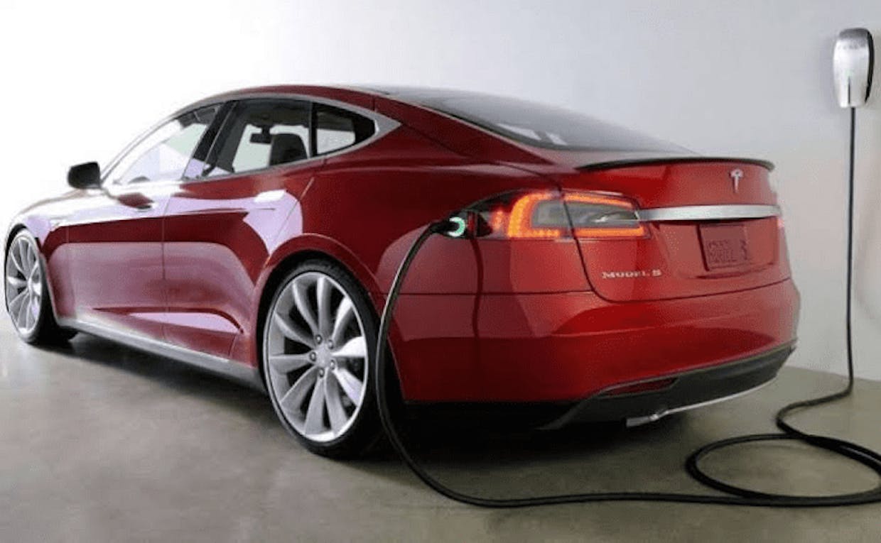 অনেক দিন ধরেই ঢাকা ও চট্রগ্রাম এর রাস্তাই tesla এর কার দেখা যাই। এই কার গুলু কে কিভাবে charge দেই বাংলাদেশে